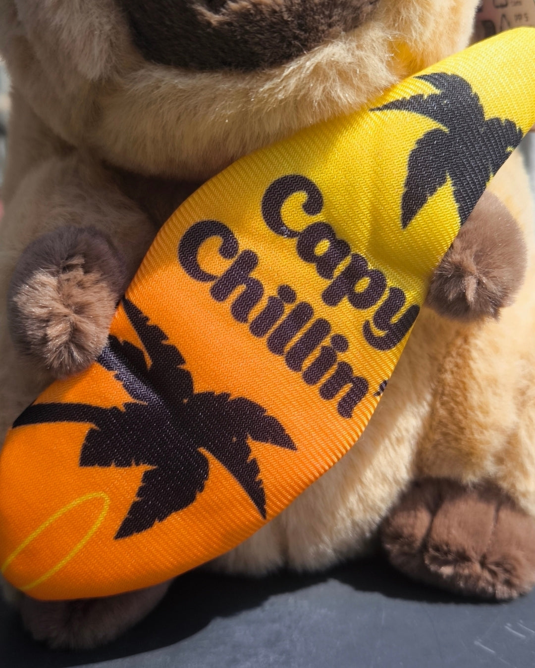 Peluche Mascotte Capybara Surfers - Capy Chillin